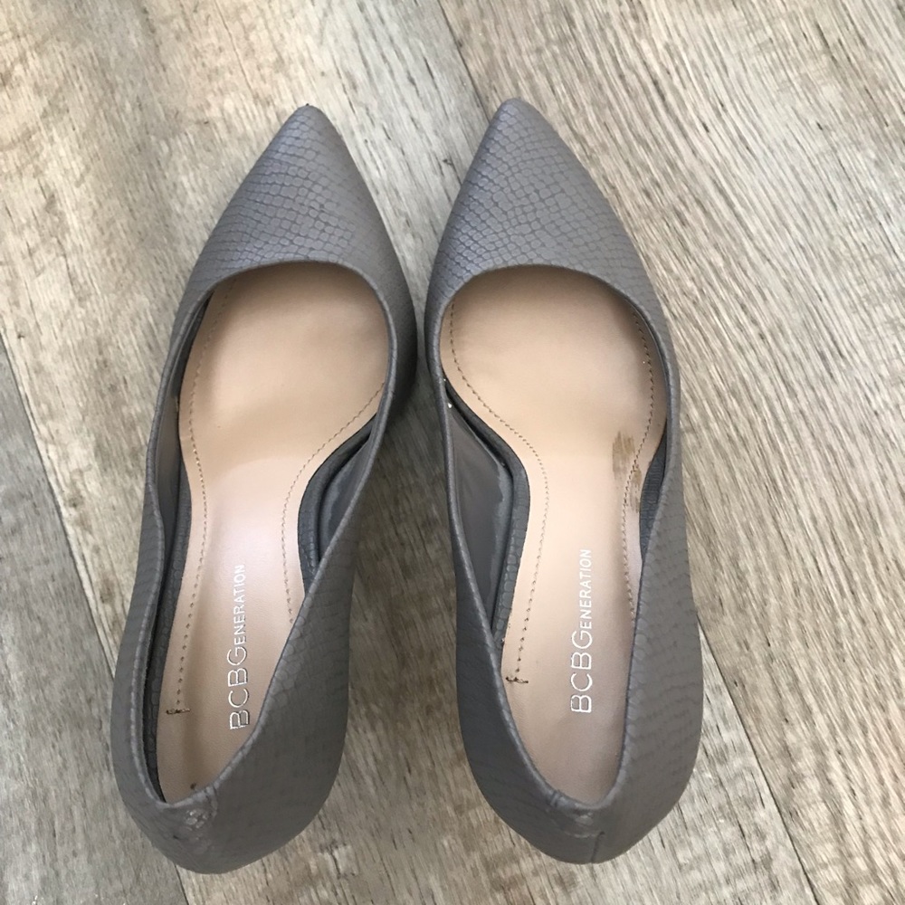 Grey pumps